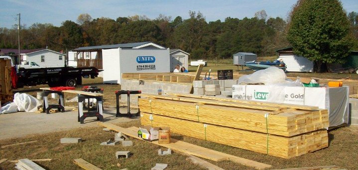 workers-using-portable-storage-containers